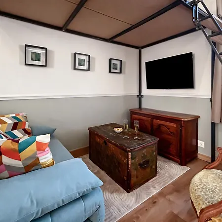 Superbe Grand Dans Le Vieux Avec Fraicheur Au Rendez-vous *